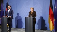 Terkait keputusan penghentian vaksin Corona, Kanselir Angela Merkel dan Menteri kesehatan Jens Spahn sempat menggelar rapat darurat. AP Photo/Markus Schreiber 