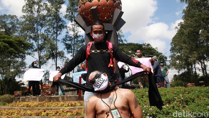 Para jurnalis menggelar aksi solidaritas di Tugu Adipura, Kota Tangerang, Rabu (31/3/2021).