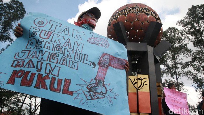 Para jurnalis menggelar aksi solidaritas di Tugu Adipura, Kota Tangerang, Rabu (31/3/2021).