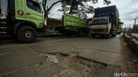 Namun jika musim panas jalan ini nampak berdebu, hal itu juga diakibatkan oleh banyaknya truk pasir dan truk lainnya yang lalu lalang di jalan ini.  