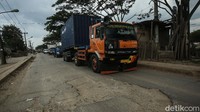 Namun seharusnya pemkot tetap memberikan porsi anggaran untuk pemeliharaan jalan. Dinas PUPR bisa memanfaatkan sebagian anggaran pemeliharaan jalan untuk memperbaiki jalan yang mengalami kerusakan itu.  