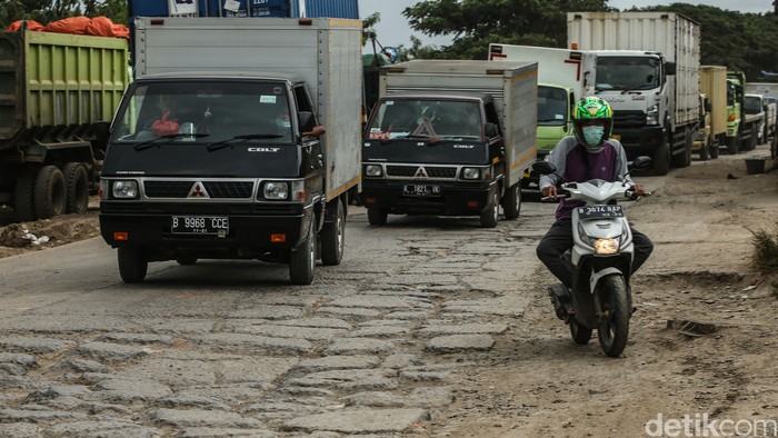 Sejumlah kendaraan melintas di jalan raya Perancis, Tangerang, Rabu (31/3/2021). Akses jalan dari utara menuju bandara ini rusak parah !