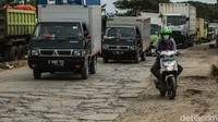Jalanan yang rusak tersebut nampak berlubang dengan kedalaman bervariasi. Ramainya truk yang melintas juga membuat jalan ini kerap macet.  