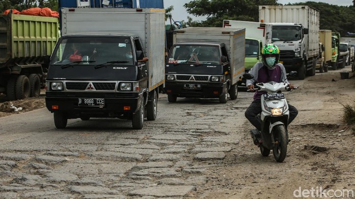 Ampun! Jalan Raya Perancis Tangerang Rusak Parah Sejumlah kendaraan melintas di jalan raya Perancis, Tangerang, Rabu (31/3/2021). Akses jalan dari utara menuju bandara ini rusak parah !