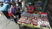 Pedagang batu akik menggelar lapaknya di Jalan Rawa Bunga, Jatinegara Timur, Jakarta, Rabu (31/3/2021).  