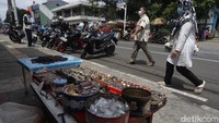 Menurunnya tren batu akik dan adanya pandemi COVID-19, mengakibatkan pendapatan para pedagang batu akik menurun drastis.  
