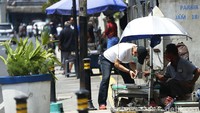Padahal saat masih demam batu akik, pasar batu mulia yang letaknya hanya selemparan batu dari Stasiun Jatinegara ini selalu disesaki pemburu batu akik.  
