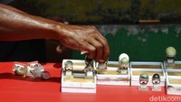 Pedagang tetap berharap pasaran batu akik kembali menggeliat seperti dulu.   