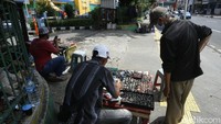 Hingga saat ini, sepinya pengunjung yang datang ke pusat batu akik terbesar di DKI Jakarta ini terus berlangsung.  