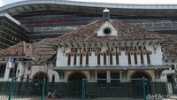 Jika melihat dari depan Stasiun Jatinegara Lama, nampak sekali perbedaan yang amat kontras antara bangunan baru dengan bangunan lama peninggalan Belanda, Staatsspoorwegen. 
