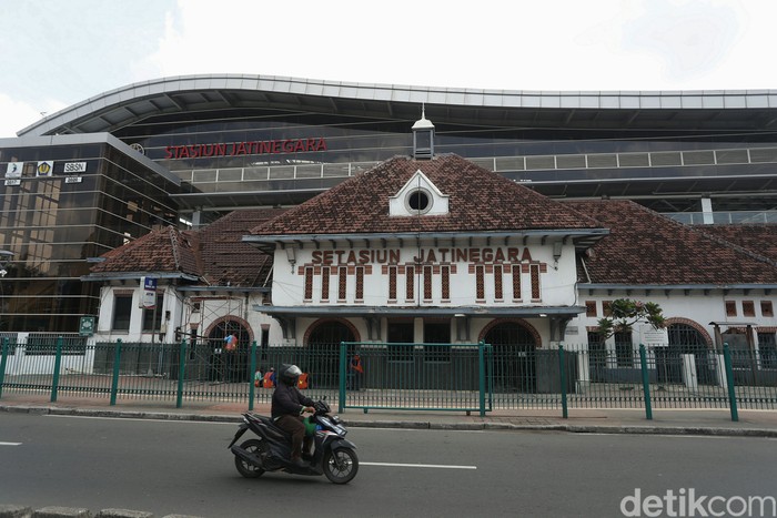 Sejumlah pekerja memperbaiki atap dari bangunan lama stasiun Jatinegara, Jakarta Timur, Rabu (31/03/2021).