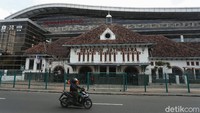 Meski bangunan stasiun baru itu bergaya futuristis modern minimalis, namun demikian, arsitektur lama Stasiun Jatinegara tetap dipertahankan dan terus dirawat.