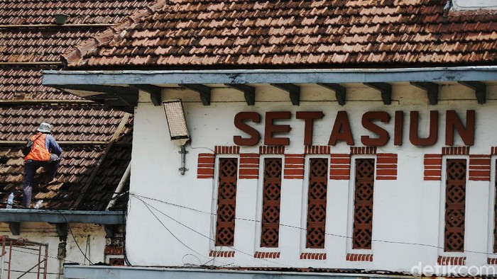 Bangunan Lama Stasiun Jatinegara Diperbaiki Sejumlah pekerja memperbaiki atap dari bangunan lama stasiun Jatinegara, Jakarta Timur, Rabu (31/03/2021).