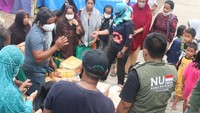 NU Care-LAZISNU dan Tokopedia Salam kembali menyalurkan donasi untuk para pengungsi korban gempa Sulawesi Barat di Kabupaten Mamuju. Kali ini, ratusan paket sembako dan air mineral disalurkan ke salah satu titiknya di pengungsian Tampa Padang, Mamuju. Foto: dok. NU Care
