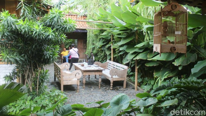 Bebek Perdikan: Gurih Empuk Bebek Goreng di Restoran Hidden Gems dalam Gang Sempit