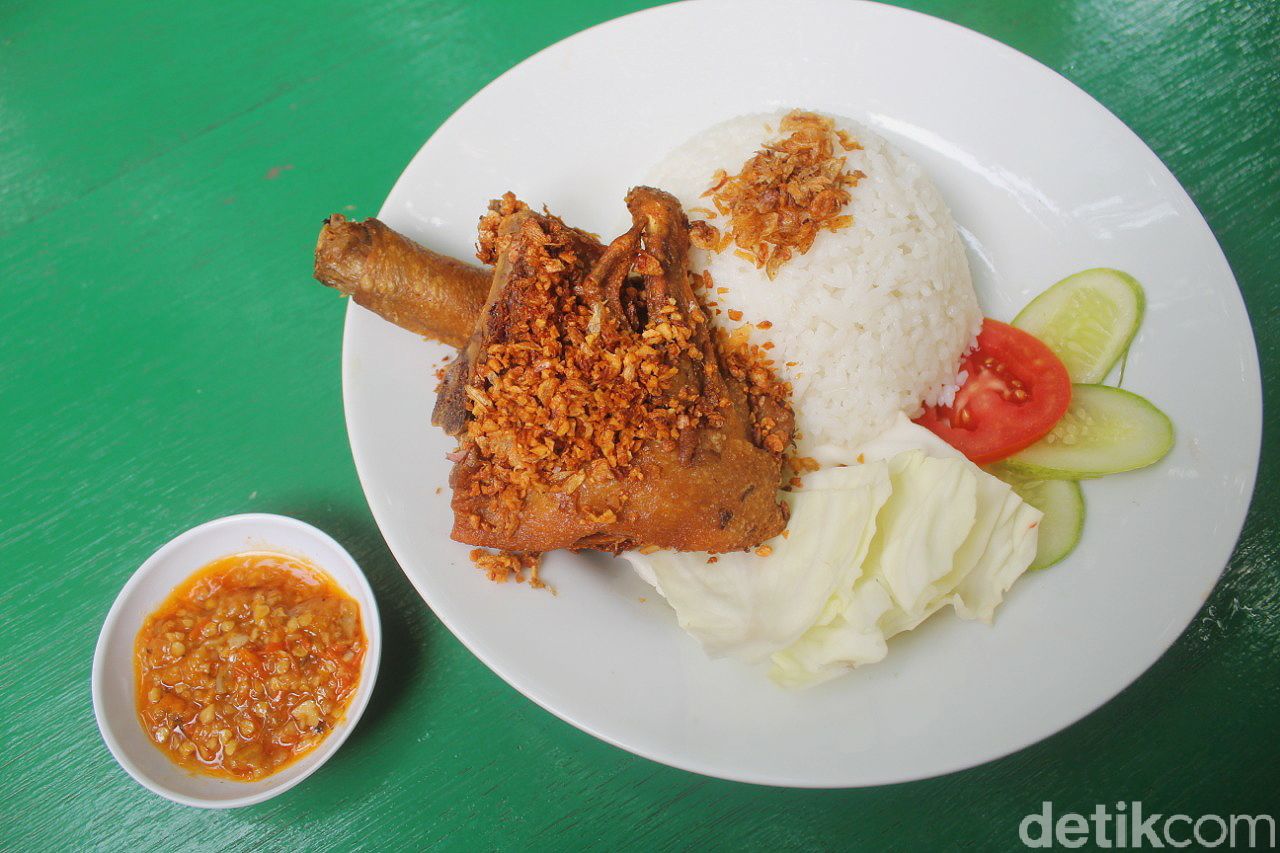 Bebek Perdikan: Gurih Empuk Bebek Goreng di Restoran Hidden Gems dalam Gang Sempit
