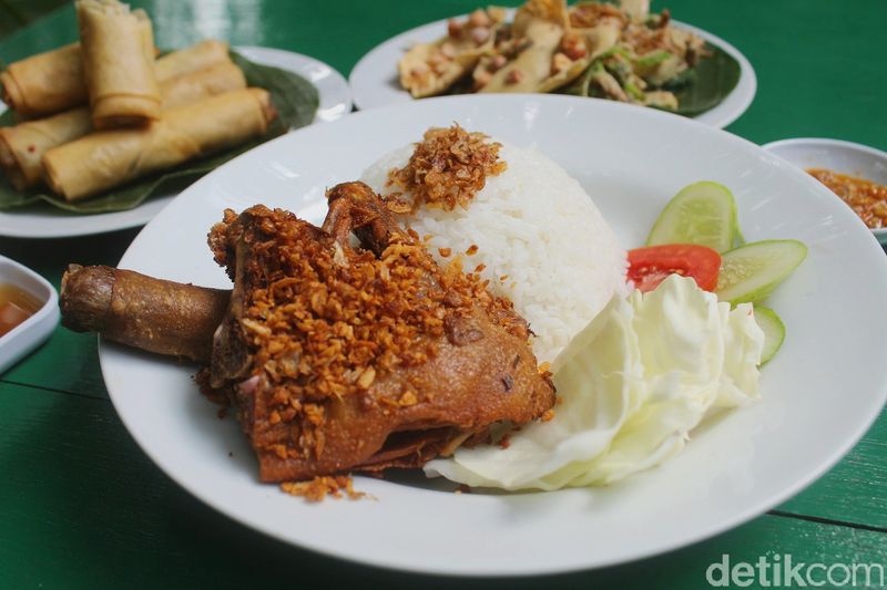Bebek Perdikan: Gurih Empuk Bebek Goreng di Restoran Hidden Gems dalam Gang Sempit