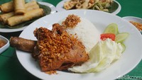 Bebek gorengnya digoreng garing dan ditaburi kremesan yang terbuat dari bawang putih. Ukuran porsinya sangat mengenyangkan. Foto: detikcom/Riska Fitria