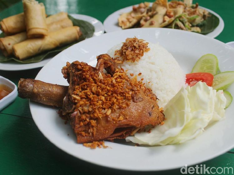 Puas Makan Bebek Goreng di Restoran Bertaman Asri