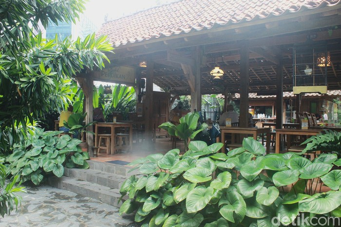 Bebek Perdikan: Gurih Empuk Bebek Goreng di Restoran Hidden Gems dalam Gang Sempit