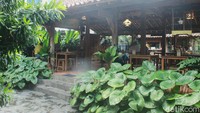 Oya kalau mampir ke sini jangan lupa untuk berfoto ya, karena di sana ada banyak spot berfoto dengan pemandangan rumah Jawa tradisional. Foto: detikcom/Riska Fitria