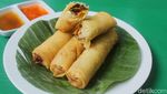 Puas Makan Bebek Goreng di Restoran Bertaman Asri