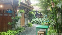 Seperti di area sepeda ontel misalnya. Sepedanya juga telah dihias dengan warna-warna unik. Selain itu juga ada area pintu kayu unik seperti rumah Jawa tradisional. Foto: detikcom/Riska Fitria