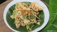 Kalau menu sehat juga ada menu Pecel Perdikan. Seporsinya dibanderol dengan harga Rp 20.000. Menu Pecel Perdikan berisi aneka sayur yang direbus seperti bayam, tauge, kacang panjang, kol dan timun. Foto: detikcom/Riska Fitria