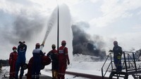 Penyemprotan dilakukan agar api yang membakar kilang sejak Senin (29/3/2021) lalu itu cepat padam.