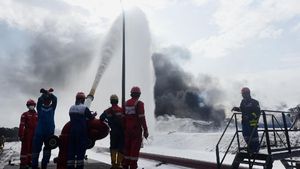 Begini Perjuangan Damkar Padamkan Kebakaran Kilang Pertamina