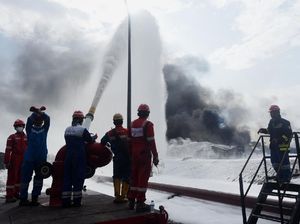 Begini Perjuangan Damkar Padamkan Kebakaran Kilang Pertamina