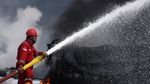 Begini Perjuangan Damkar Padamkan Kebakaran Kilang Pertamina
