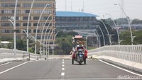 Pengendara motor melintasi fly over Cakung, Jakarta Timur, Rabu (31/3/2021). 