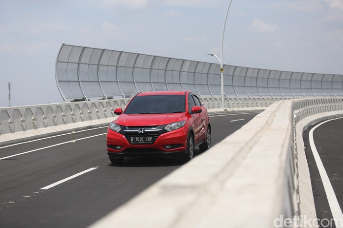 Pengendara motor melintasi fly over Cakung, Jakarta Timur, Rabu (31/3/2021).
