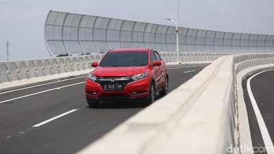 Belum Rampung, Pengendara Nekat Lintasi Fly Over Cakung