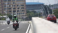 Namun, banyak pengendara motor dan mobil yang nekat menggunakan flyover tersebut.