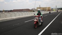 Diketahui jalan layang ini dibangun untuk mengurangi kemacetan yang disebabkan dari perlintasan kereta api.