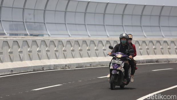 Pengendara motor melintasi fly over Cakung, Jakarta Timur, Rabu (31/3/2021).
