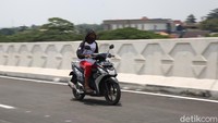 Flyover Cakung yang hampir rampung pengerjaannya itu masih belum diizinkan secara resmi untuk dilalui. 
