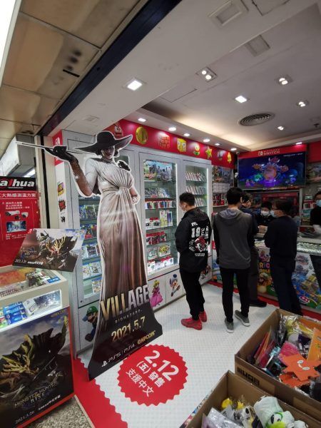 Capcom Promosi Resident Evil Village dengan Standee Lady