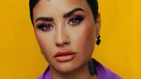 Penyanyi Demi Lovato merasa bangga setelah mengakui dirinya adalah non-biner. Bahkan sebelumnya, ia juga mengaku seorang panseksual.Saya bangga memberitahu Anda bahwa saya mengidentifikasi sebagai non-biner & secara resmi akan mengubah kata ganti saya menjadi mereka/mereka bergerak maju, tulis Lovato yang dikutip dari Insider, Selasa (23/8/2022). (Instagram/ @ddlovato)