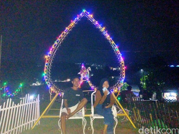 Spot-spot unik yang fotogenik pun dibangun dan dibentuk sedemikian rupa. Demikian juga posisi lapak jualan warga sekitar. Setiap pengunjung yang ingin berfoto, akan dikenakan tarif, begitu juga parkir. Spot-spot unik yang fotogenik pun dibangun dan dibentuk sedemikian rupa. Demikian juga posisi lapak jualan warga sekitar. Setiap pengunjung yang ingin berfoto, akan dikenakan tarif, begitu juga parkir.