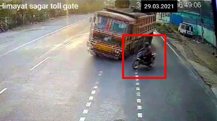 Dua truk tabrakan adu banteng gara-gara pemotor nyelonong
