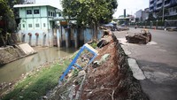 Kawasan longsor ini hanya dibatasi seutas tali.   