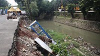 Seperti pemasangan turap sementara agar longsor tidak melebar. 