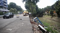 Pengendara melintas dekat tanah yang longsor di Kali Rawa Tembaga, tepatnya di area wisata kuliner Bekasi Selatan, Rabu (31/3/2021). 