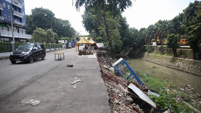 Pengendara melintas dekat tanah yang longsor di Kali Rawa Tembaga, tepatnya di area wisata kuliner Bekasi Selatan, Rabu (31/3/2021).