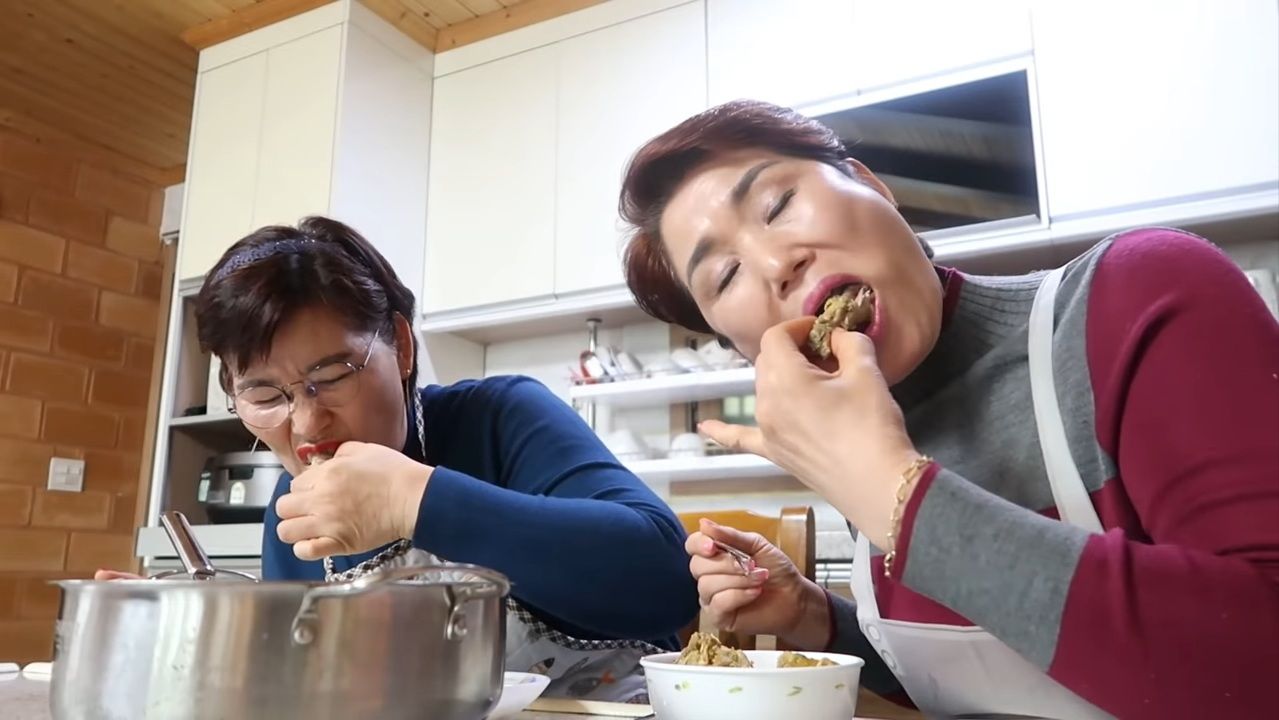 hebohnya emak-emak korea cicip lontong sayur pertama kali