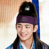 Setelah debut akting di drama Korea Hwarang, penggemar berharap V BTS akan melanjutkan karier aktingnya. Dia mengaku telah menolak sejumlah tawaran karena mendahulukan album solonya yang dinantikan para ARMY. Visual grup KPop BTS itu menjadi incaran banyak sutradara meskipun baru memiliki satu judul drama. Foto: dok. Big Hit Entertainment