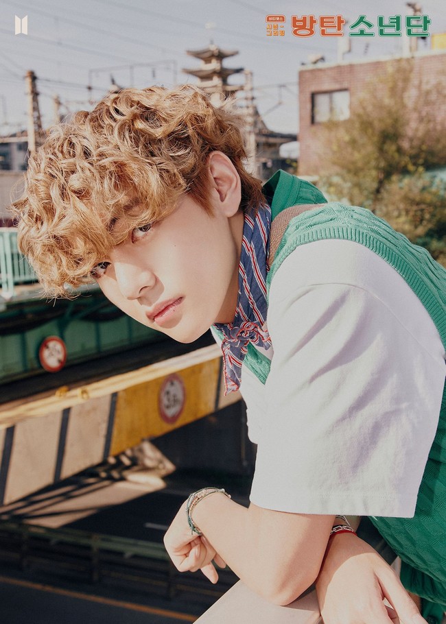 V BTS dinobatkan sebagai visual grup KPop paling tampan oleh Dispatch. Pemilik nama asli Kim Taehyung ini dijuluki CGV (singkatan Computer Graphics dan V) karena ketampanannya tak lagi realistis. Foto: dok Big Hit Entertainment